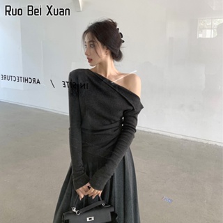 RUO BEI XUAN เสื้อยืดสตรี 2023 ใหม่สไตล์เกาหลีแฟชั่นไหล่ลาดเข้ารูปพอดีตัวถักด้านล่างเสื้อท่อนบน