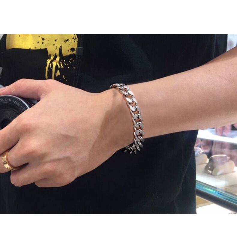 สร้อยข้อมือแบบเท่ๆ  ใส่ดีมากก