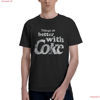 2023Yameela 10 โคคา โคลา Fashion เสื้อยืดลายน่ารัก Coca-Cola Better With Coke Vintage Graphic T-Shirt Tshirt Men เสื้อยื