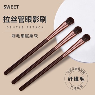 One single eye shadow brush, a portable beauty tool for eye smudging