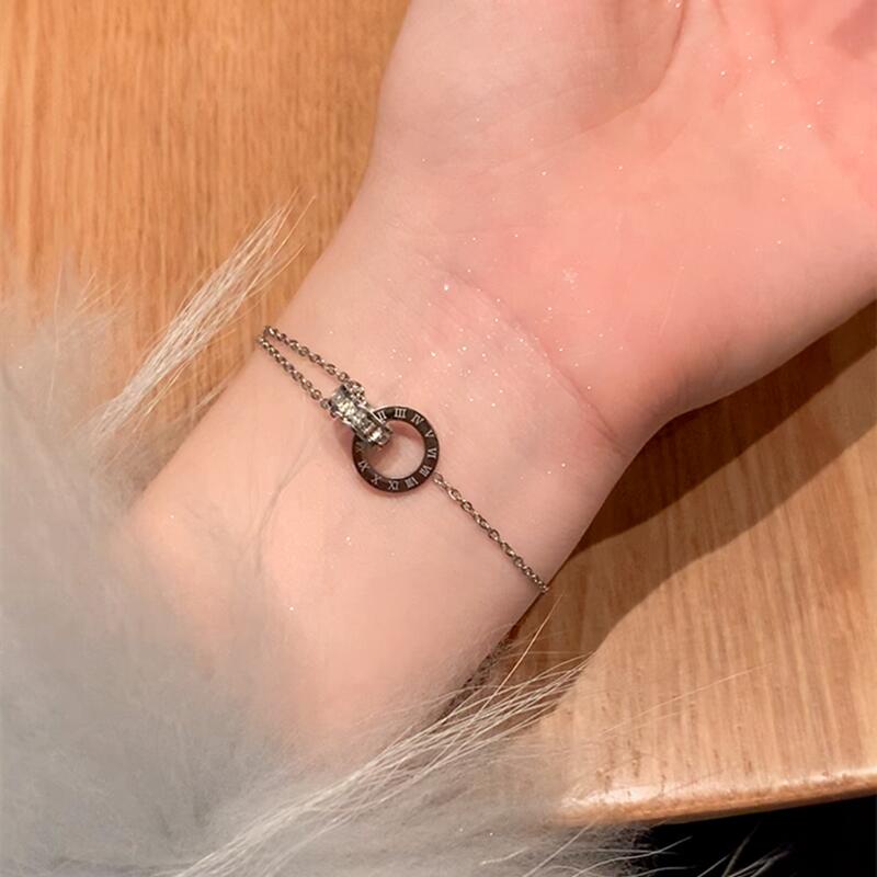 สร้อยข้อมือ เหล็กไทเทเนียม ทอง 18K ประดับเพทาย ทรงกลม ตัวเลขโรมัน ไม่ซีดจาง กันสนิม สไตล์วินเทจ สําหรับผู้หญิง