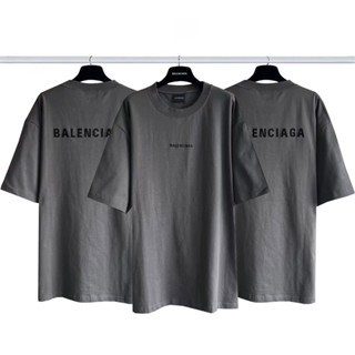 Balenc*g เสื้อยืดแขนสั้นลําลอง ปักลายโมโนแกรม ทรงหลวม