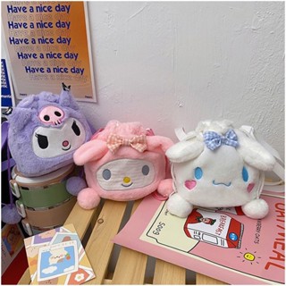 SANRIO การ์ตูนซานริโอ้ ตุ๊กตา เชือกหูรูด กระเป๋าถัง Kuromi Melody Cinnamoroll ตุ๊กตา กระเป๋าเมสเซนเจอร์ ตุ๊กตายัดไส้ ของเล่นสําหรับเด็ก เด็กผู้หญิง