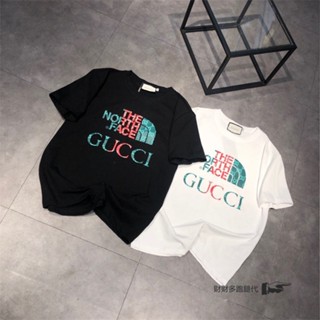 เสื้อยืดแขนสั้น ผ้าฝ้าย พิมพ์ลายโลโก้ Gucci x North สําหรับผู้ชาย และผู้หญิงwEQ
