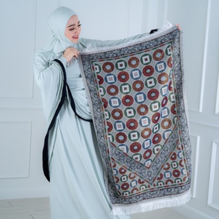 ผ้าปูละหมาดผืนใหญ่(107*71ซ.ม.)  พู่สไตล์ไหมญี่ปุ่นสีขาวพรีเมี่ยมมาก  ผ้าละหมาดมุสลิมอิสลาม pu62 รุสมีนี มุสลิม