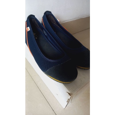 (Preloved/Second) รองเท้าผู้หญิง Ellesse Flat uk 38