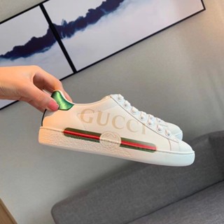 Gucci รองเท้าผ้าใบลําลอง หนังวัวแท้ ระบายอากาศ เข้ากับทุกการแต่งกาย สีขาว แฟชั่นฤดูใบไม้ผลิ และฤดูใบไม้ร่วง สไตล์เกาหลี สําหรับผู้ชาย และผู้หญิง 2020