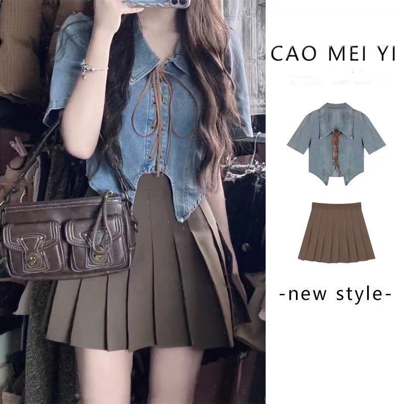 แฟชั่นย้อนยุค【เซต2ชิ้น】เสื้อเชิ้ตยีนส์ เสื้อครอป+กระโปรงจีบ เหมาะสำหรับสวมใส่ในฤดูร้อน สวยมาก S-XL