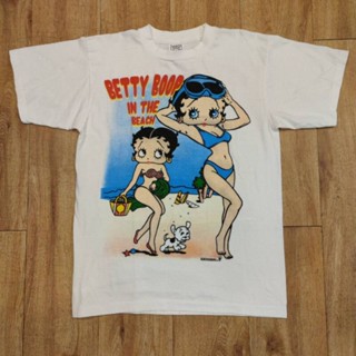 เสื้อยืดพิมพ์ลายพรีเมี่ยม BETTY BOOP IN THE BEACH ️  ลายเสื้อการ์ตูน ลายเสื้อการ์ตูนวินเทจ เบตตี้บูฟ ลายนี้มีมาน้อยรีบจั