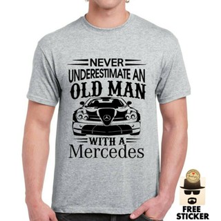 ขายดี เสื้อยืดผ้าฝ้าย พิมพ์ลาย Mercedes Benz S Never Underestimate Old Amg Car Racing Fathers Dad สําหรับผู้ชาย IOmcco85EDfnog46