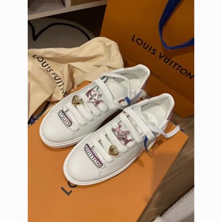 รองเท้าผ้าใบลําลอง ส้นแบน แต่งหัวเข็มขัดโลหะ กันลื่น สีขาว แฟชั่นฤดูร้อน สําหรับสตรี 2022