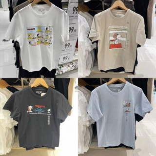 2023(เตรียมจัดส่ง) เสื้อยืดผ้าฝ้ายUniqlo เสื้อยืดแขนสั้น พิมพ์ลาย Snoopy Peanuts สําหรับผู้ชาย และผู้หญิง 445597 447165