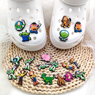 การ์ตูนสุนัข หมู จิบบิทซ์ อะนิเมะทอยสตอรี่ ที่เสียบรองเท้า Buzz Lightyear Jibits Croc Charm ไดโนเสาร์ Woody Jibitz Crocks สําหรับผู้ชาย อุปกรณ์เสริมตกแต่งรองเท้า