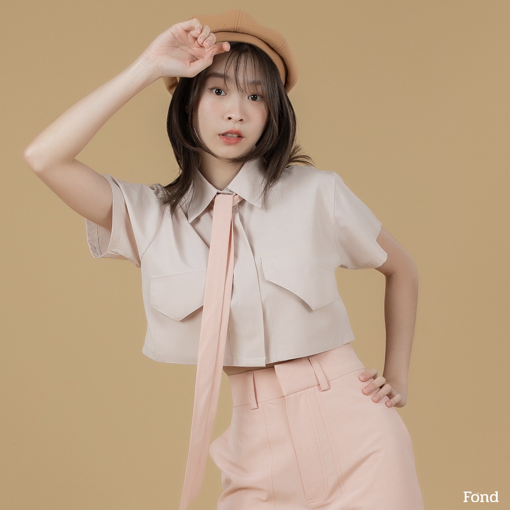 Fond - เสื้อเชิ้ตครอป แขนสั้น คอปก มาพร้อมผ้าผูกที่ตัดกับสีเสื้ออย่างลงตัว กระเป๋าหน้า 'E00'