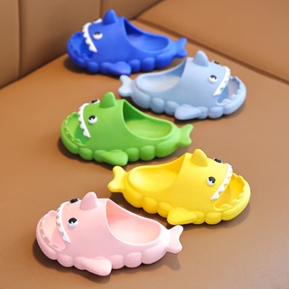 ✨【พร้อมส่ง】รองเท้าแตะ ลายการ์ตูนปลาฉลามน่ารัก กันลื่น เหมาะกับฤดูร้อน สําหรับเด็กผู้ชาย อายุ 1-10 ปี