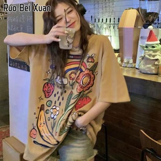 RUO BEI XUAN เสื้อยืดแขนสั้นพิมพ์ลายการ์ตูนผู้หญิงสไตล์เกาหลีใหม่หลวมความยาวปานกลางด้านบน