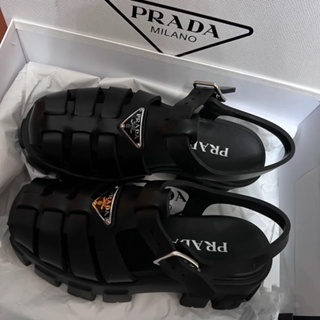 Prada รองเท้าแตะลําลอง ส้นแบน พื้นหนา ทรงสามเหลี่ยม ลายโลโก้ สไตล์โรมัน สําหรับสตรี 2022