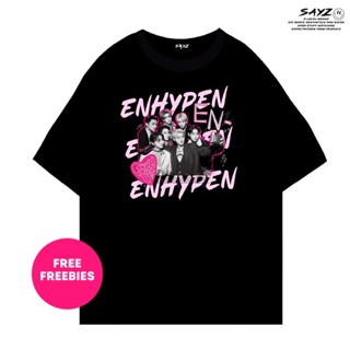 【  】(พร้อมส่ง) เสื้อเชิ้ต Enhypen สีชมพู | เสื้อยืด Enhypen | Engene | เสื้อเชิ้ต ผ้าฝ้าย สไตล์ยุค 24 | โดย sayzco_09