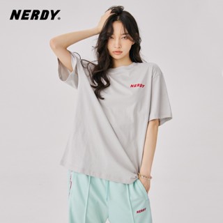 Nerdy เสื้อยืดลําลอง แขนสั้น พิมพ์ลายตัวอักษร ทรงหลวม แฟชั่นฤดูร้อน สําหรับผู้หญิง