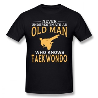 Yuanl5 [พร้อมส่ง] เสื้อยืดแขนสั้น พิมพ์ลาย Never Underestimate An Old Who Knows Taekwondo พลัสไซซ์ ของขวัญวันเกิด สําหรั