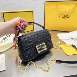 (พร้อมกล่อง) Fendi กระเป๋าบาแก็ต ลายนูน ขนาดเล็ก สีทอง ฮาร์ดแวร์ กระเป๋าสะพายไหล่ ลําลอง แฟชั่นสําหรับผู้หญิง