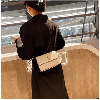 Premium FashionBAG กระเป๋าสะพายข้าง สายโซ่สีทอง วัสดุหนังPU ทนทานหรูหรา รุ่น8075