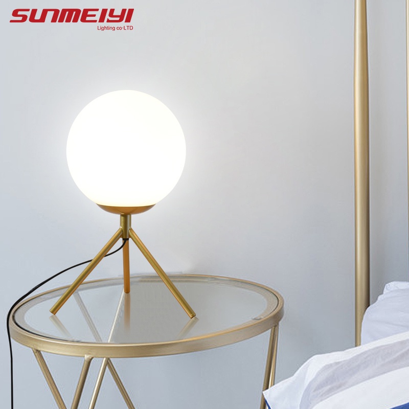 Sunmeiyi โคมไฟตั้งโต๊ะ LED สีทอง ขนาดเล็ก พร้อมลูกบอลแก้ว โคมไฟบ้าน เหล็ก ลดแสง โคมไฟห้องนอน ข้างเตียง ศึกษากลางคืน โคมไฟห้องนั่งเล่น โคมไฟบาร์