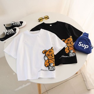 เสื้อยืดแขนสั้นเด็กชาย 2023 ฤดูร้อนใหม่เด็กกลางและใหญ่การ์ตูนสามมิติลายเสือปักลายแฟชั่นสไตล์เกาหลีหลวม/ท็อปส์ซู