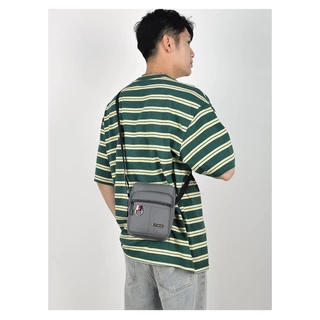 (w240)กระเป๋าสะพายข้างชายใบน้อยเท่ๆสูง20เซ็น 3ซิป แต่งห่วงเงิน vgetbag