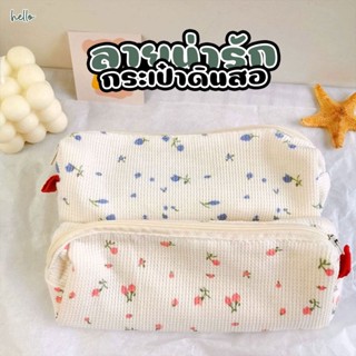 กระเป๋าดินสอ ผ้าทรงกระบอก สีขาวลายดอกไม้ มีสีชมพูและสีม่วง ใส่ของได้เยอะ [29]