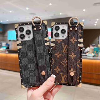 เคสโทรศัพท์มือถือ TPU ขอบตรง ป้องกัน ลายแบรนด์ใหญ่ พร้อมสายรัดข้อมือ สําหรับ Apple iPhone 11 12 13 14 Pro Max