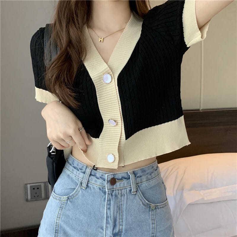 พร้อมส่ง เสื้อครอปไหมพรม คอวี สีทูโทน แต่งกระดุม ใส่สบายสไตล์เกาหลี #K921