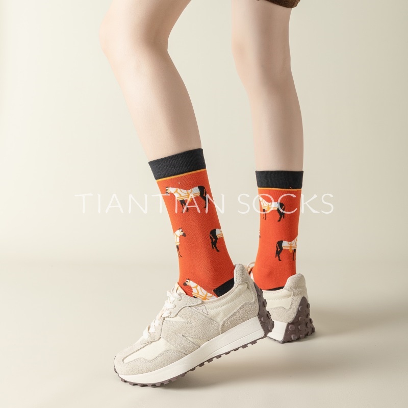 TIANTIAN T079 ถุงเท้า ผ้าฝ้ายแท้ พิมพ์ลายการ์ตูนม้า สไตล์เรโทร เข้ากับทุกการแต่งกาย แฟชั่นคู่รัก สําหรับผู้หญิง 2023