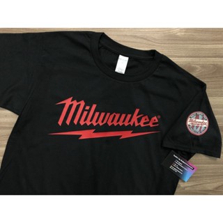 เสื้อยืดผ้าฝ้าย พิมพ์ลาย Milwaukee Power Tool EST.1924 *D1 สีดํา สําหรับผู้ชาย OU46ET565W36833