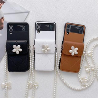 เคสโทรศัพท์มือถือหนัง ฝาพับ พร้อมช่องใส่บัตร และสายคล้อง ประดับไข่มุก หรูหรา สําหรับ Samsung Galaxy Z Flip 3 4 Flip4 Flip3 5G