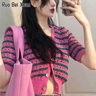 RUO BEI XUAN เสื้อถักแขนสั้นผู้หญิงใหม่แฟชั่นเกาหลีสีชมพูลายถักคาร์ดิแกนทรงหลวมเสื้อสเวตเตอร์ถัก