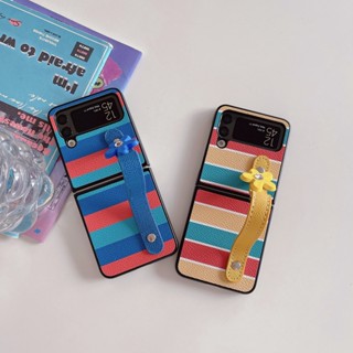 เคสโทรศัพท์มือถือแบบแข็ง กันกระแทก ลายดอกไม้ พร้อมสายคล้องข้อมือ สําหรับ Samsung Galaxy Z Flip 3 5G Z Flip 4