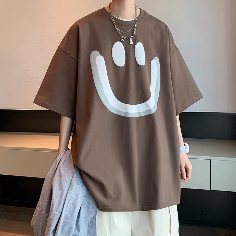【M-8XL】เสื้อยืดคอกลม แขนสั้น พิมพ์ลายหน้ายิ้ม สีกาแฟ สไตล์เกาหลี พลัสไซซ์ สําหรับผู้ชาย