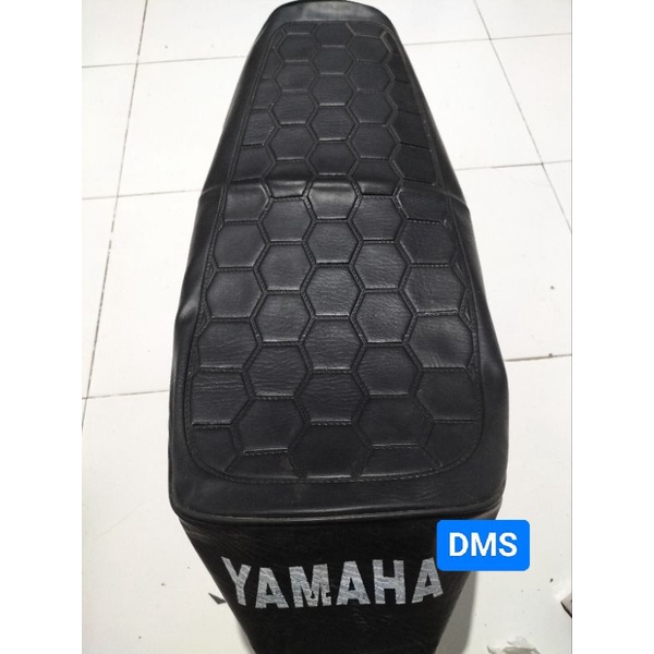ผ้าคลุมเบาะรถยนต์ แบบหนัง สําหรับ Yamaha RS 100