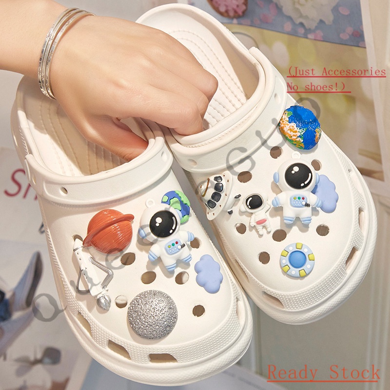 Jibbitz Set（ไม่รวมรองเท้า）สไตล์นักบินอวกาศการ์ตูน，จิ๊บบิทตัวติดรองเท้า ชุดตกแต่งรองเท้า ลายการ์ตูนน่ารัก ลายน่ารักๆ ตัวติด 3 มิติ