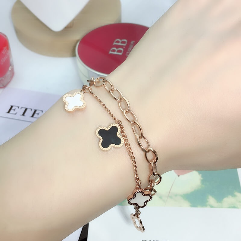 สร้อยข้อมือ สไตล์เกาหลี เรียบง่าย สําหรับผู้หญิง | สร้อยคอโซ่ไทเทเนียม รูปใบโคลเวอร์สี่ใบ แบบสองชั้น | สไตล์เก๋ไก๋ ไม่ซีดจาง 18k | ชุดเดรส ลายดอกไม้ สําหรับผู้หญิง