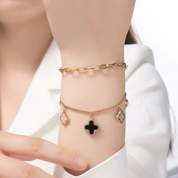 สร้อยข้อมือ สไตล์เกาหลี เรียบง่าย สําหรับผู้หญิง | สร้อยคอโซ่ไทเทเนียม รูปใบโคลเวอร์สี่ใบ แบบสองชั้น | สไตล์เก๋ไก๋ ไม่ซีดจาง 18k | ชุดเดรส ลายดอกไม้ สําหรับผู้หญิง