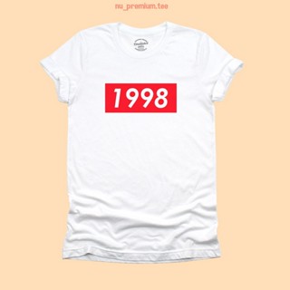 เสื้อยืดสีขาว เสื้อยืดผู้ชาย เสื้อยืดลาย 1998 เสื้อลายปีเกิด เสื้อวันเกิด ไซส์ S - 2XL