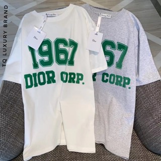 เสื้อยืดแขนสั้นลําลอง ผ้าฝ้าย พิมพ์ลายโลโก้ตัวอักษร DR 1967 ขนาดใหญ่ สําหรับผู้ชาย และผู้หญิง