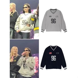 [SR-STUDIO] พร้อมส่ง เสื้อเบสบอล คอวี ปักลาย JENNIE สําหรับผู้หญิง