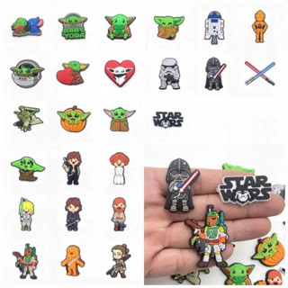 การ์ตูน Baby Yoda Croc Jibbitz เอเลี่ยน Croc Jibbits หุ่นยนต์ รองเท้า Charms Pin Star Wars Jibits Crocks สําหรับผู้หญิง อุปกรณ์เสริมตกแต่งรองเท้า