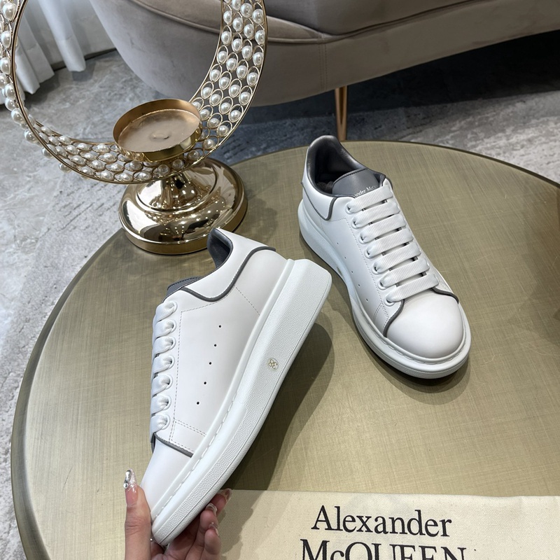 Alexander McQueen รองเท้าผ้าใบลําลอง หนังวัว สีขาว สีเทา แฟชั่นคู่รัก สําหรับสตรี