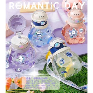 Botol Air Hug The Planet ขวดน้ําพลาสติก ลายนักบินอวกาศน่ารัก ความจุขนาดใหญ่ แบบพกพา สําหรับเด็กนักเรียนผู้ชาย และเด็กผู้หญิง