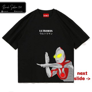 เสื้อยืด พิมพ์ลาย Ultraman | อัลตร้ามี่ | อัลตร้าเมนต์ | โอมิครอน | Chibi COSMOS | Moxie เสื้อยืด ขนาดใหญ่ สีดํา | _05