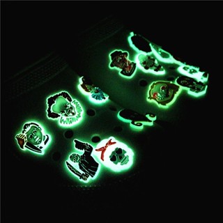 Jibbitz Glow In The Dark Skeleton Jibitz Croc Charm Luminous Skull Jibits Croc Pin Ghost Shoe Charms สําหรับผู้ชาย อุปกรณ์เสริมตกแต่งรองเท้า